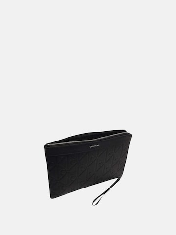 Calvin Klein Portfölj 'CALVIN KLEIN XL EMBLEM AOP EMBOSS MEDIUM ZIP BORSA' i svart