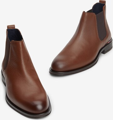 TOMMY HILFIGER Chelsea Boots in Braun