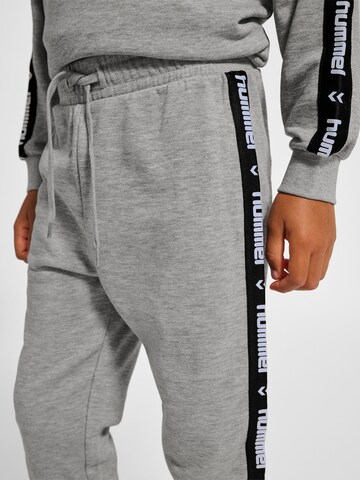 Effilé Pantalon de sport Hummel en gris