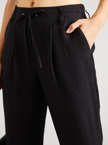 Tapered Pantaloni con pieghe 'VMMELONEY' di VERO MODA in nero
