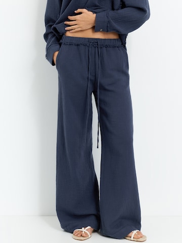 Pull&Bear Wide leg Pants in Blue: front