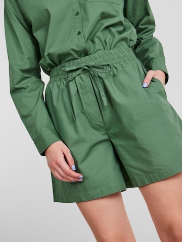 PIECES Loosefit Shorts 'Ava' in Grün