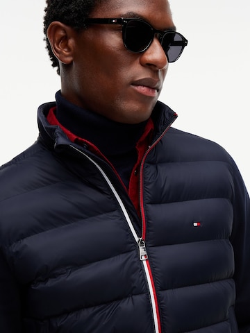 TOMMY HILFIGER Prehodna jakna 'Ess' | modra barva