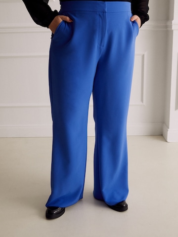 Guido Maria Kretschmer Curvy - Loosefit Pantalón 'Milensa' en azul: frente