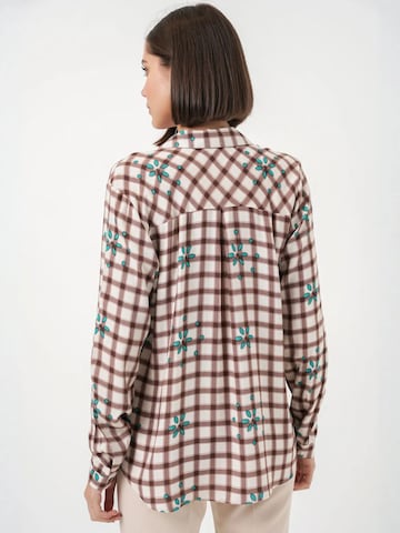Bigdart Blouse in Bruin