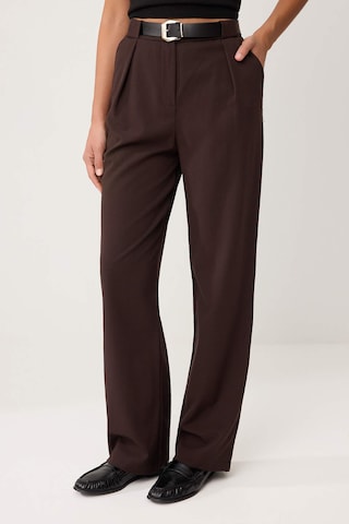 Trendyol Loose fit Pleat-front trousers in Brown: front