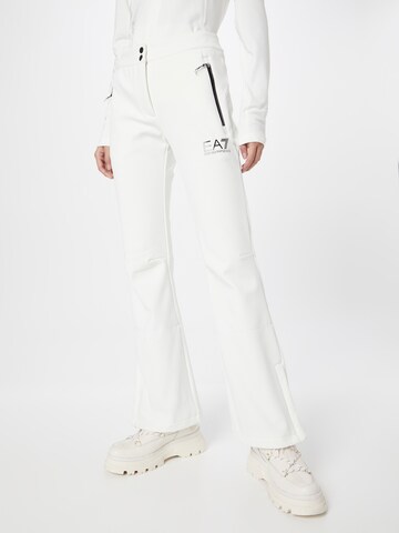 EA7 Emporio Armani - Acampanado Pantalón deportivo en blanco: frente