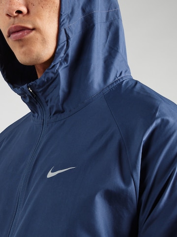 Geacă sport 'Miler' de la NIKE pe albastru