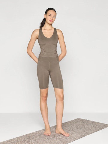 Girlfriend Collective Toppi ' Float ' värissä ruskea