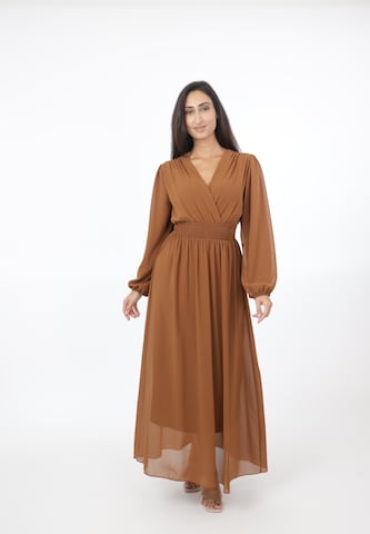 Elara Kleid in Braun: Vorderseite