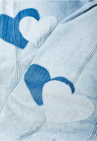 Regular Jean 'Noraline' Elias Rumelis en bleu