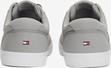 TOMMY HILFIGER Rövid szárú sportcipők 'Essential Iconic' - szürke