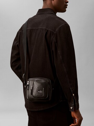 Calvin Klein Umhängetasche in Schwarz: Vorderseite