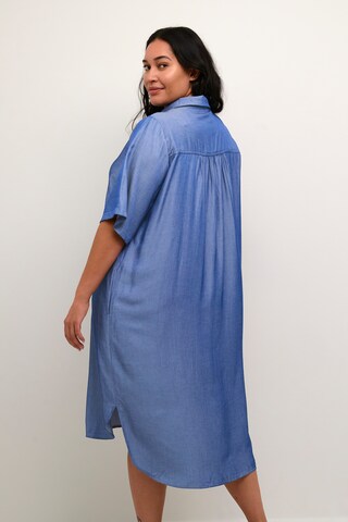 KAFFE CURVE - Vestido camisero 'Nora' en azul
