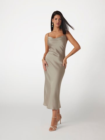 Rochie de la GUESS pe bej: față