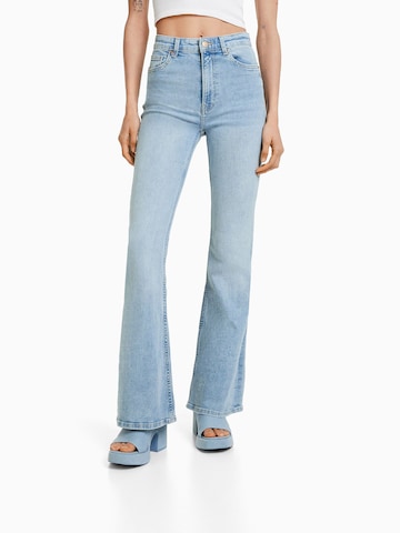 Bershka Flared Jeans in Blauw: voorkant