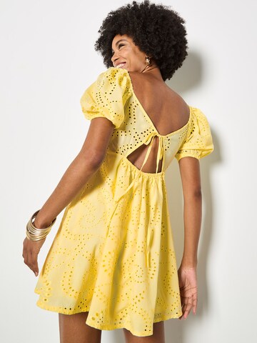 Apricot Floral Broderie Mini Dress ' ' in Gelb