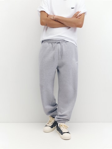 Pull&Bear Tapered Trousers in Grey: front