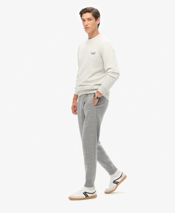 Effilé Pantalon 'Essential' Superdry en gris