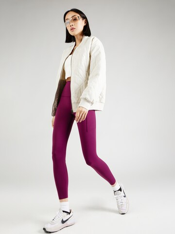 Skinny Pantalon de sport 'UNIVERSA' NIKE en rouge