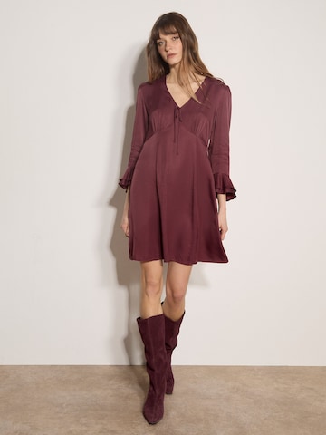 Apricot Kleid in Rot