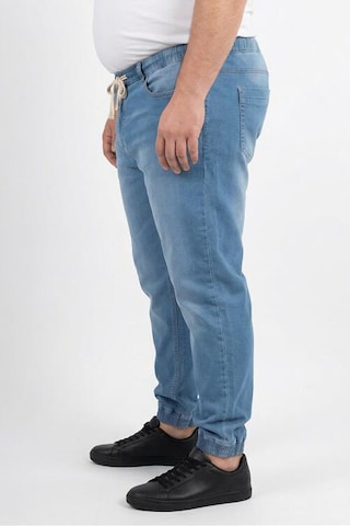 Men Plus Tapered Jeans in Blau