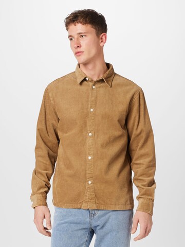 Coupe regular Chemise WEEKDAY en beige : devant