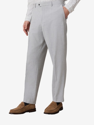 Coupe slim Pantalon à plis Next en gris : devant