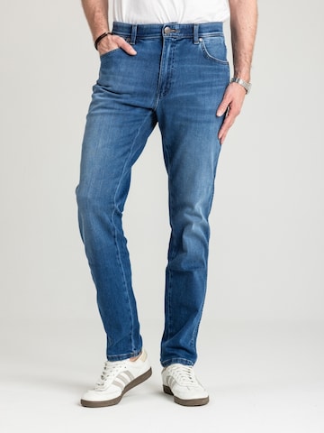 regular Jeans 'Wrangler River Outlaw 112362414' di WRANGLER in blu