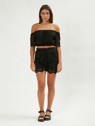 Influencer Regular Shorts in Schwarz