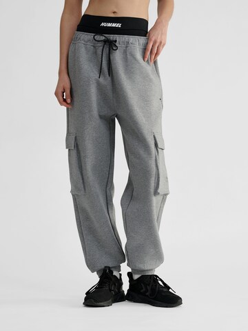 Hummel Tapered Cargobroek in Grijs: voorkant