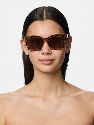 Lunettes de soleil 'PCBALLA' PIECES en marron : devant
