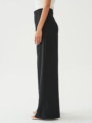 The Fated Szeroka nogawka Spodnie 'ELVINA' w kolorze czarny