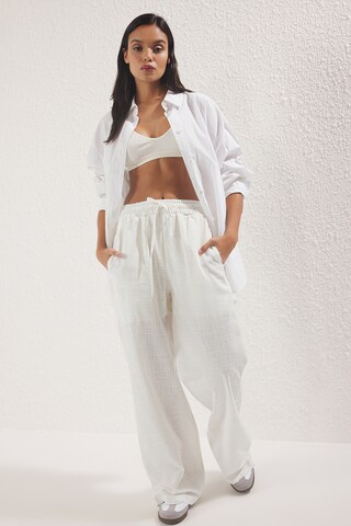 Wide leg Pantaloni de la Trendyol pe alb