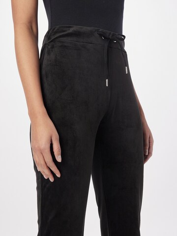 Gina Tricot Flared Byxa 'Melinda velour trousers' i svart