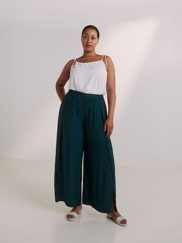 Guido Maria Kretschmer Curvy Wide Leg Housut 'Darlin' värissä vihreä