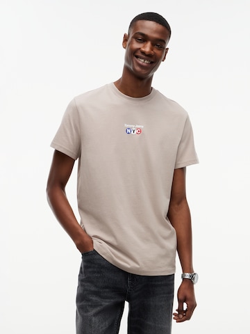 Tricou 'NYC' de la Tommy Jeans pe gri: față