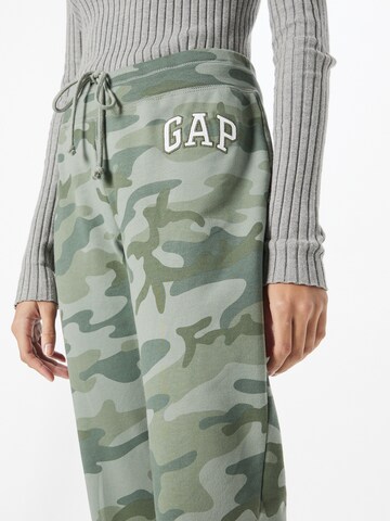 Tapered Pantaloni de la GAP pe verde