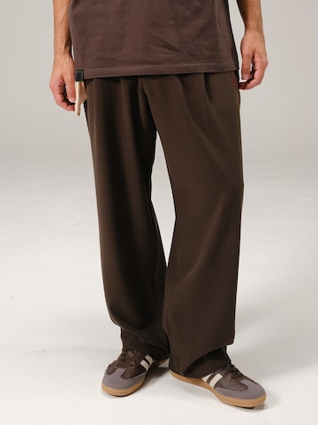 Alessandro Magno Loose fit Chino Pants in Brown: front