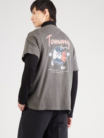 Tommy Jeans Μπλουζάκι 'NOVELTY 2' σε γκρι: μπροστά
