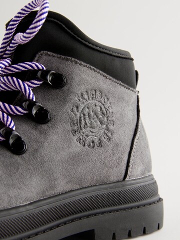 Next Stiefel in Grau