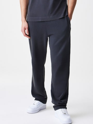 NEW ERA Свободный крой Штаны в Черный: спереди