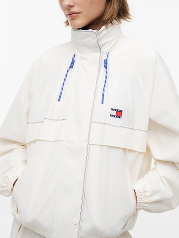 Tommy Jeans Демисезонная куртка в Белый