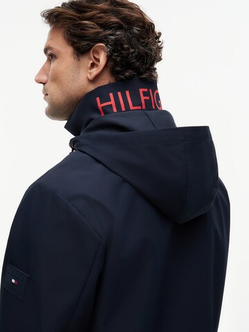 TOMMY HILFIGER Tussenjas in Blauw