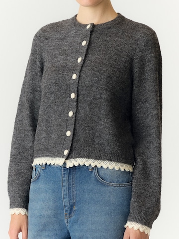 YAS Strickjacke 'YASMILLIE' in Grau
