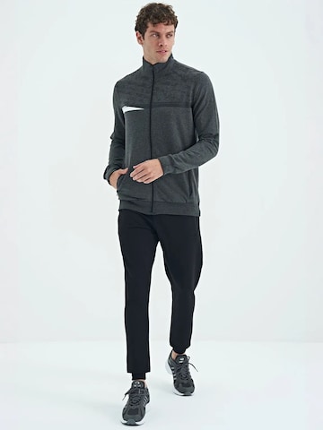 Completo per l'allenamento di Tommy Life in grigio