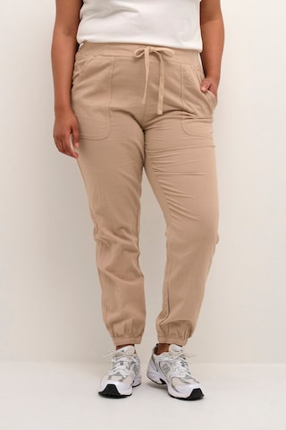 Loosefit Pantaloni 'Nana' di KAFFE CURVE in beige: frontale