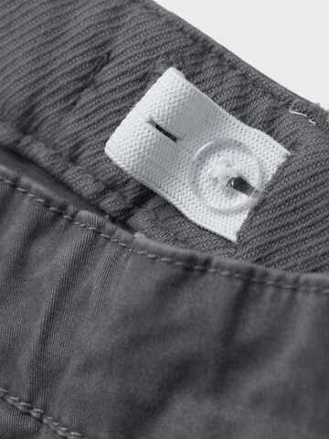 Effilé Pantalon 'Ben' NAME IT en gris