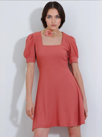 Bigdart Dress in Red: front