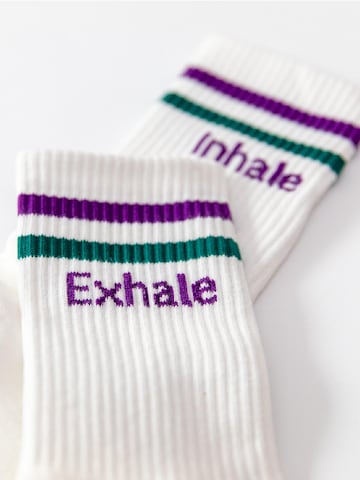 Divasya Socken 'Inhale Exhale'‌‌‌‌‌‌‌ in Lila